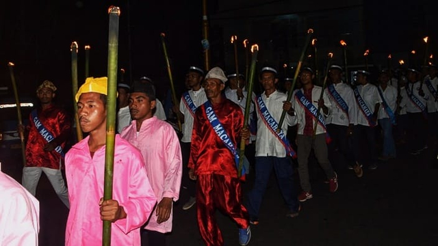 Masyarakat adat Ternate saat menyambut malam Ela-ela dengan membawa obor pada ramadahan tahun 2019. Foto: Nurkholis Lamaau/jmg