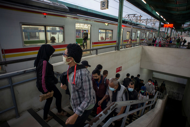 Calon penumpang berjalan menuju rangkaian kereta rel listrik (KRL) di Stasiun Manggarai, Jakarta, Kamis (6/5). Foto: Aprillio Akbar/Antara Foto