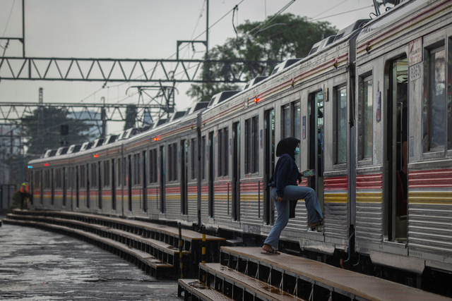 Penumpang naik ke dalam rangkaian kereta rel listrik (KRL) di Stasiun Manggarai, Jakarta, Kamis (6/5). Foto: Aprillio Akbar/Antara Foto