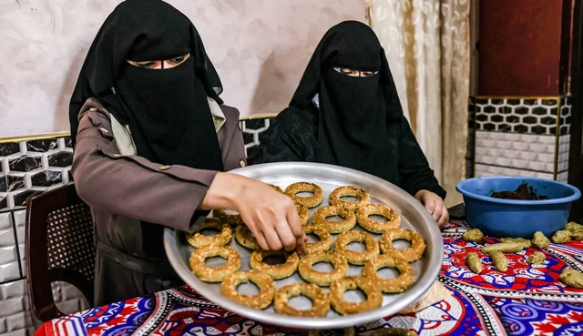 Tradisi pembuatan kue lebaran di Palestina. Foto: AFP/Kata Khatib