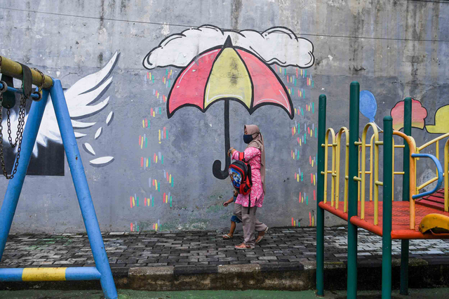 Seorang warga meninggalkan RPTRA Bahari, Gandaria Selatan, Jakarta Selatan, Kamis (6/5/2021). Foto: Sigid Kurniawan/ANTARA FOTO