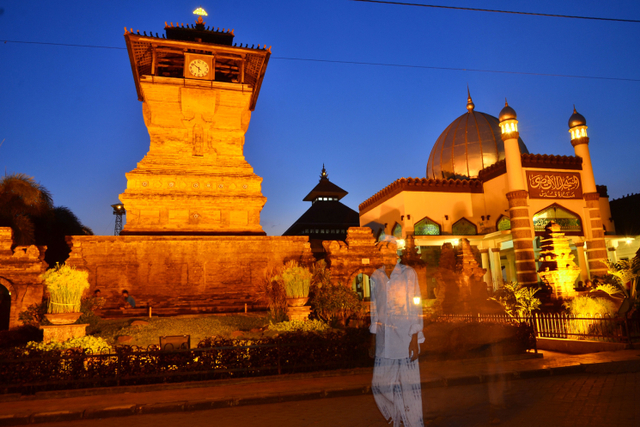 Warga berjalan di depan Masjid Menara Kudus, Desa Kauman, Kudus, Jawa Tengah. Foto: Yusuf Nugroho/ANTARA FOTO