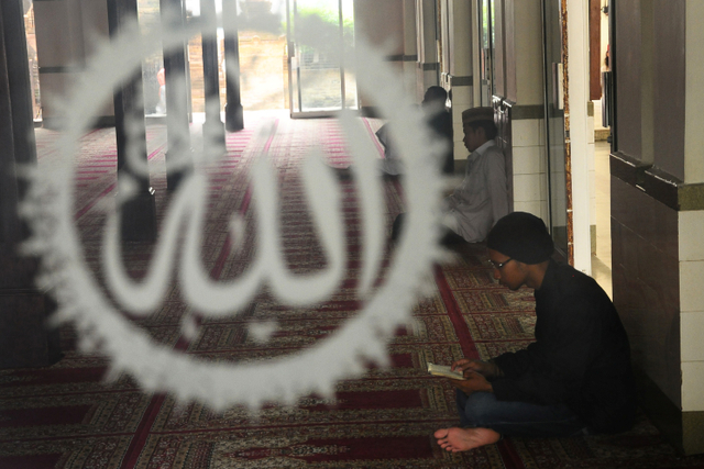 Warga membaca Al Quran di Masjid Menara Kudus, Desa Kauman, Kudus, Jawa Tengah. Foto: Yusuf Nugroho/ANTARA FOTO