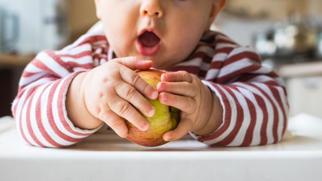 Bkah Bayi Minum Jus Apel Kumparan 