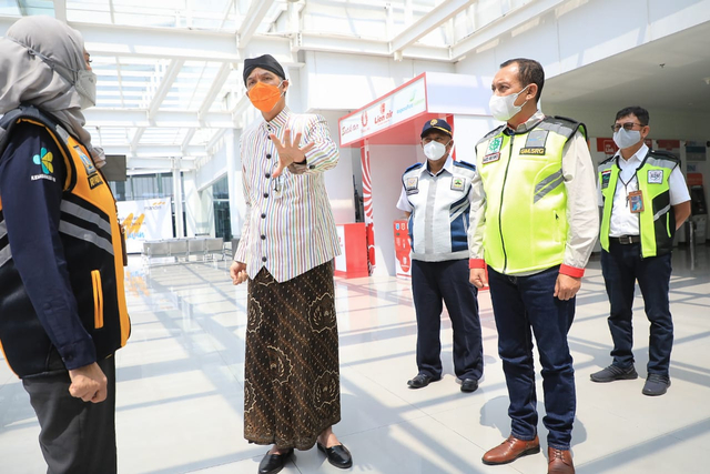 Gubernur Jawa Tengah, Ganjar Pranowo, melakukan sidak ke Bandara Internasional Ahmad Yani Semarang, Kamis (6/5/2021). Foto: istimewa