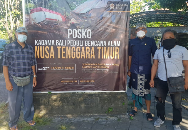 Ketua KCPA Kaler Sutama (kiri) bersama IGN Agung Diatmika (Ketua Kagama Bali) dan Ketut Jaya (pelukis) di depan Posko Kagama Bali Peduli - IST 