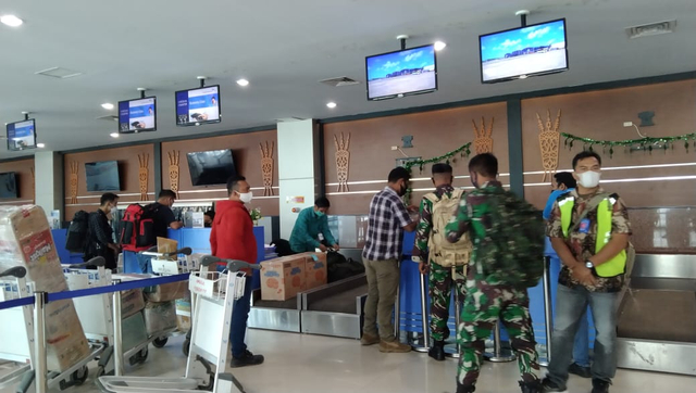 Para penumpang yang hendak berangkat dari Bandara DEO Sorong, foto : Yanti/Balleo News