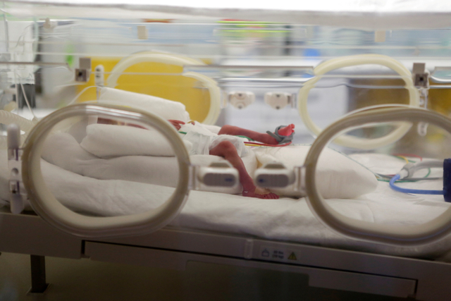 Salah satu bayi nonuplet yang baru lahir terlihat di inkubator klinik pribadi Ain Borja, Casablanca, Maroko.  Foto: Youssef Boudlal/REUTERS