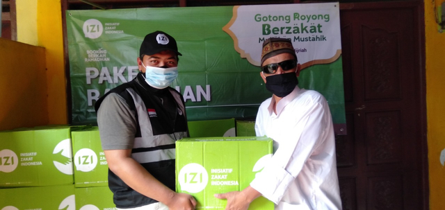 Peduli Tuna Netra, Inisiatif Zakat Indonesia Salurkan Paket Ramadhan