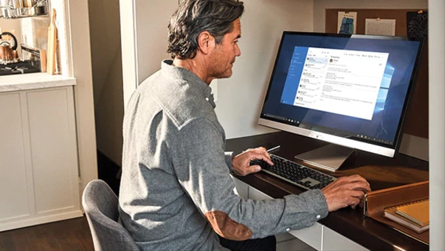 Ilustrasi pengguna mencari cara mengatasi laptop lemot Windows 10 (Foto: Microsoft).