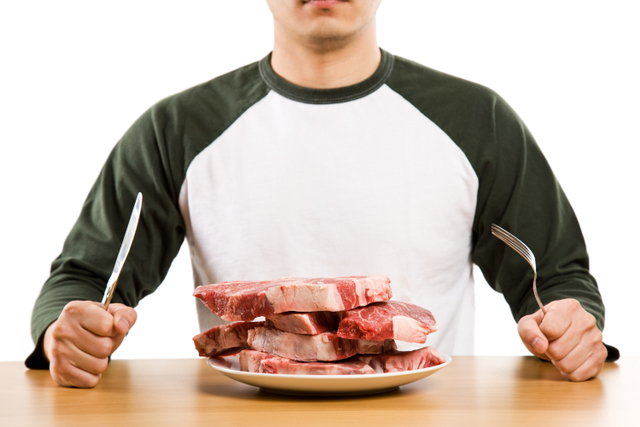 Ilustrasi makan daging mentah. Foto: Shutterstock