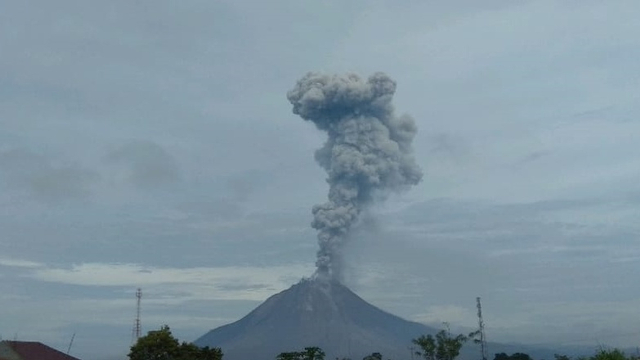 Gunung Sinabung erupsi, Jum'at  (7/5).
 Foto: Dok. Istimewa
