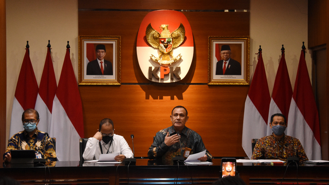 Ketua KPK Firli Bahuri (tengah) memberikan keterangan pers mengenai hasil penilaian TWK pegawai KPK di Gedung Merah Putih KPK, Jakarta, Rabu (5/5). Foto: Indrianto Eko Suwarso/ANTARA FOTO
