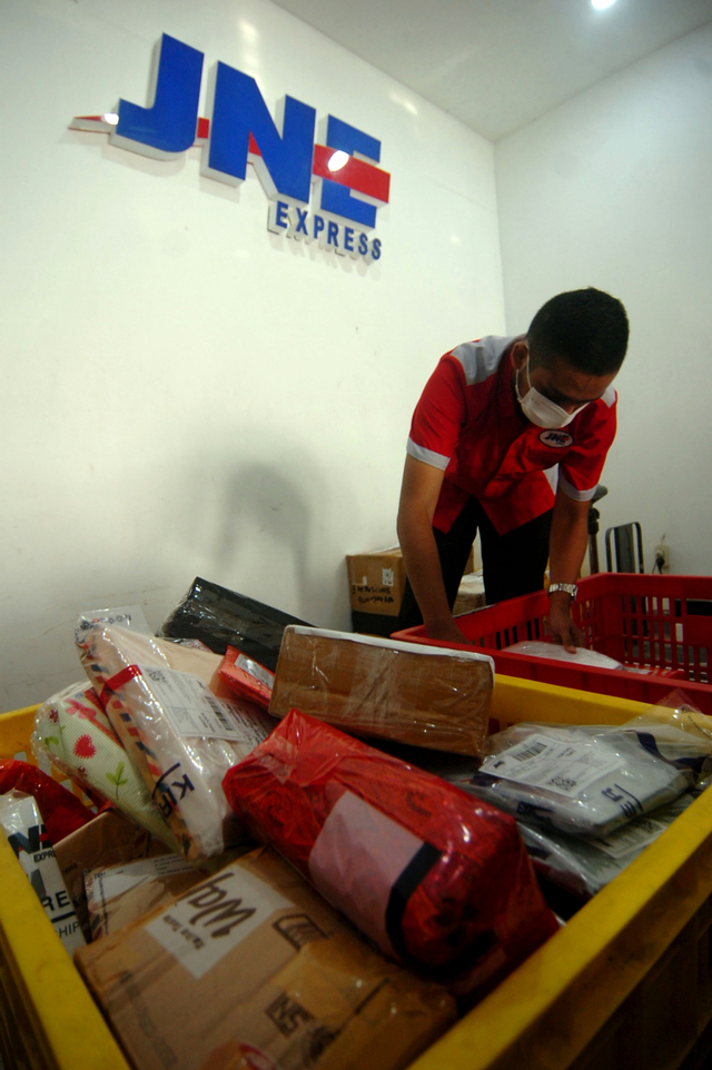 Pekerja menyortir paket untuk dikirim ke alamat tujuan di JNE Tegal, Jawa Tengah, Kamis (15/4/2021). Foto: Oky Lukmansyah/ANTARA FOTO