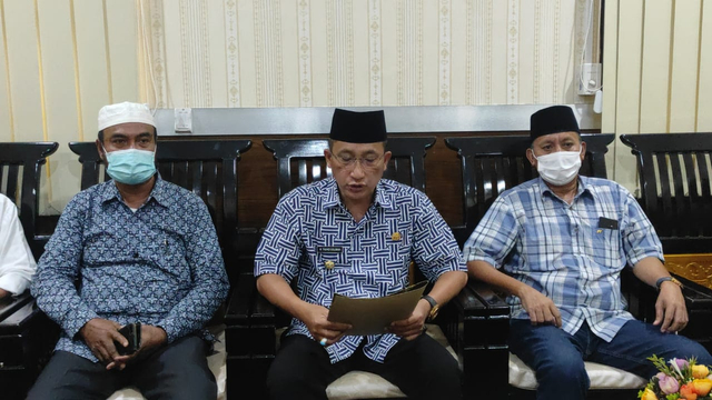Konfrensi pers Wali Kota Ternate, Tauhid Soleman, soal pemberhentian ratusan Pegawai Tidak Tetap, Jumat 7 Mei 2021. Foto: Asri Sikumbang