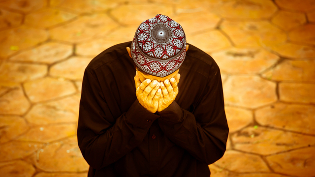 Ilustrasi pria muslim sedang berdoa. Foto: Shutter Stock