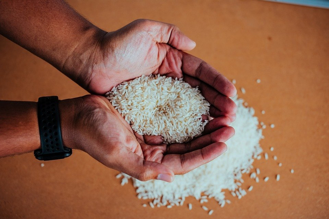 Ilustrasi zakat fitrah dalam bentuk beras. Sumber: Pixabay 