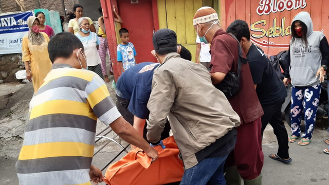 Evakuasi korban kebakaran kamar kost di Jalan Pusponjolo Selatan RT 6 RW 3, Bojongsalaman, Semarang Barat, Kota Semarang. Foto: Dok. Istimewa