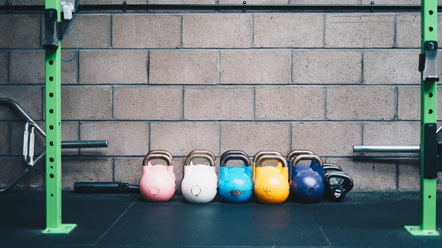 Gambar ilustrasi kettlebells. Foto: Unsplash/@weareambitious