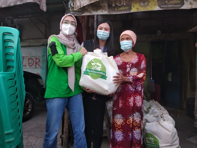 Selebriti Ibukota Eriska Rein bersama DD berbagi Parcel Ramadan untuk penerima manfaat di Kampung Muara Bahari, Tanjung Priok, Jakarta (Rabu,5/5/2021). Sumber Dompet Dhuafa