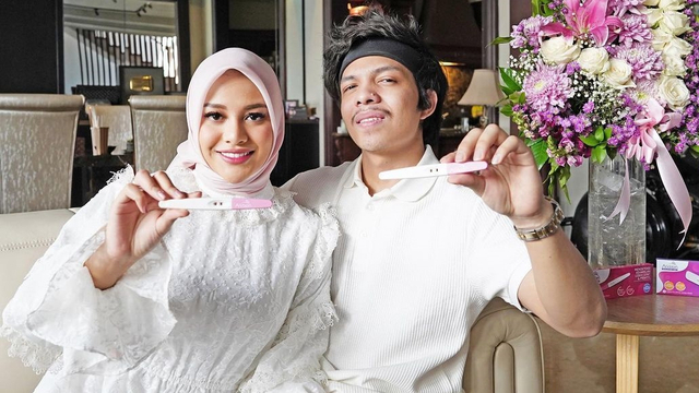 Atta Halilintar dan Aurel Hermansyah saat umumkan kehamilan. Foto: Instagram/@aurelie.hermansyah