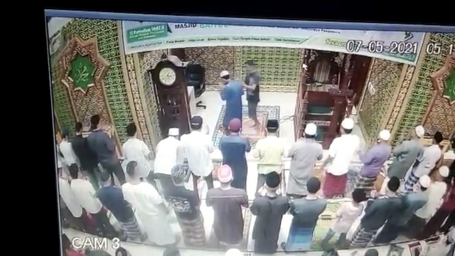 TANGKAPAN layar yang diambil dari rekaman kamera CCTV di Masjid Baitul Arsy, Jalan Srikandi, Delima, Bina Widya, Pekanbaru, saat menunaikan Salat Subuh, Jumat (7/5/2021).