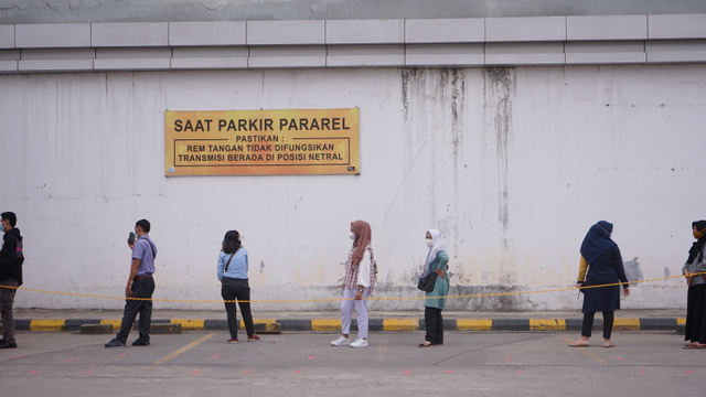Antrean panjang pengujung mal di Palembang, Jumat (7/5) Foto: ary/kms Prima/Urban Id