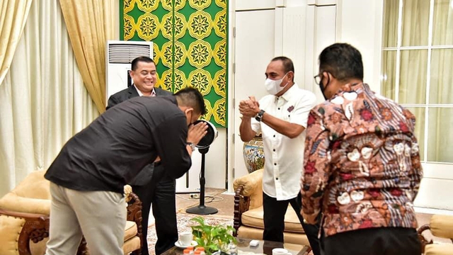 Gubernur Sumatera Utara Edy Rahmayadi dan Wali Kota Medan Bobby Nasution saat bertemu di Rumah Dinas Gubernur Sumatera Utara. Foto: Dok. Istimewa