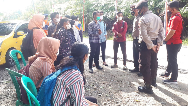 TIM Gabungan terdiri dari polisi, Satpol PP dan Dinas Perhubungan Kabupaten Kuansing, Riau, menghentikan truk Fuso pengangkut batubara berisikan 11 orang hendak mudik ke kampung halaman di Sumatera Barat. 