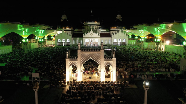Jemaah tarawih di Masjid Raya Baiturrahman, Banda Aceh. Foto: Abdul Hadi/acehkini