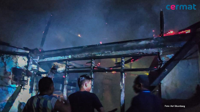 Satu rumah di Kampung Makassar Ternate ludes terbakar pada tengah malam, Sabtu 8 Mei 2021. Foto: Asri Sikumbang