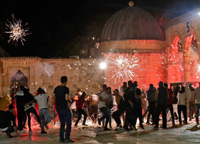 Bentrokan di kawasan Masjid Al-Aqsa (7/5/2021). Foto: AFP/AHMAD GHARABLI