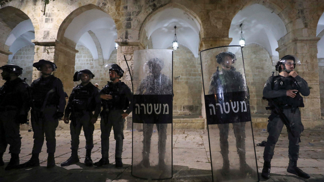 Polisi Israel terlihat selama bentrokan dengan warga Palestina di kompleks Masjid Al-Aqsa, di Kota Tua Yerusalem, Jumat (7/5). Foto: Ammar Awad/REUTERS