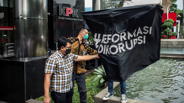 Anggota Koalisi Masyarakat Sipil Antikorupsi melakukan aksi unjuk rasa di depan Gedung Merah Putih KPK, Jakarta, Jumat (7/5/2021). Foto: Aprilio Akbar/ANTARA FOTO