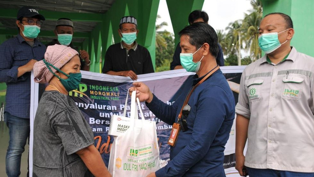 PT IMIP Salurkan Paket Sembako dan Ribuan Masker ke Warga Morowali, Sulteng. Foto: Istimewa