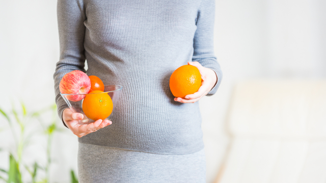 Ilustrasi ibu hamil makan makanan sehat. Foto: Shutter Stock