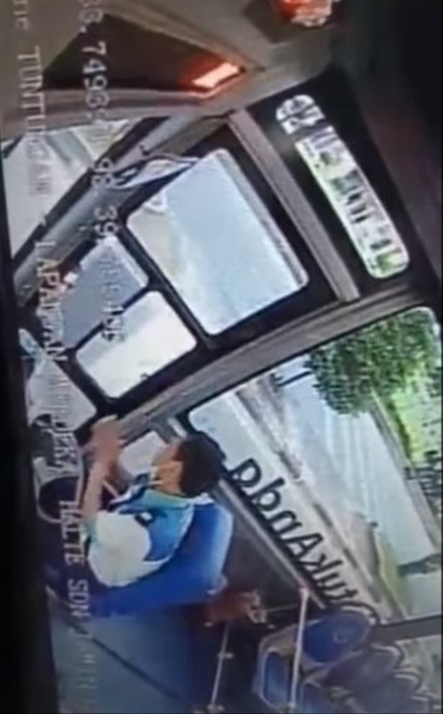 Viral sopir Trans Metro Deli Medan dipukul hingga diludahi oleh seorang pria diduga preman. (Foto: Facebook/Flora Bornab)