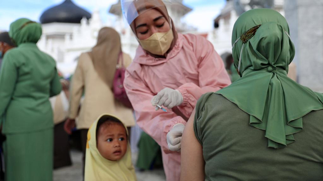 Vaksinasi corona secara massal di Aceh yang berlangsung di halaman Masjid Raya Baiturrahman, Selasa (30/3). Foto: Suparta/acehkini