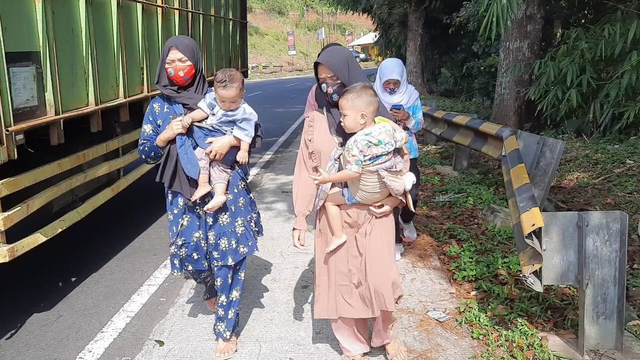 Satu keluarga nekat mudik jalan kaki ke Ciawi usai diminta putar balik saat memasuki Kabupaten Tasikmalaya. Foto: Dok. Istimewa