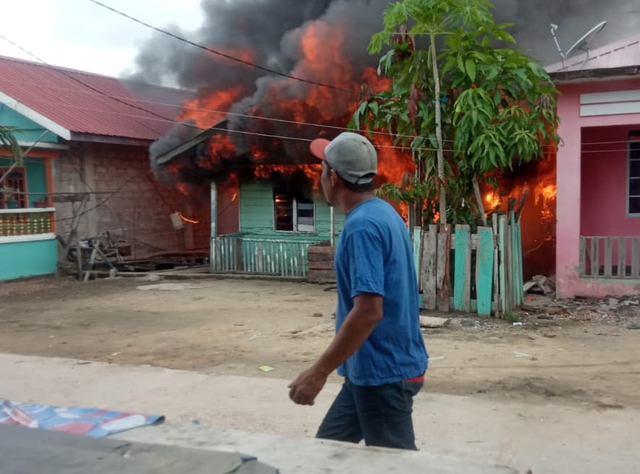 Api membakar bangunan rumah warga di Kecamatan Moro, Sabtu (8/5). Foto: Istimewa