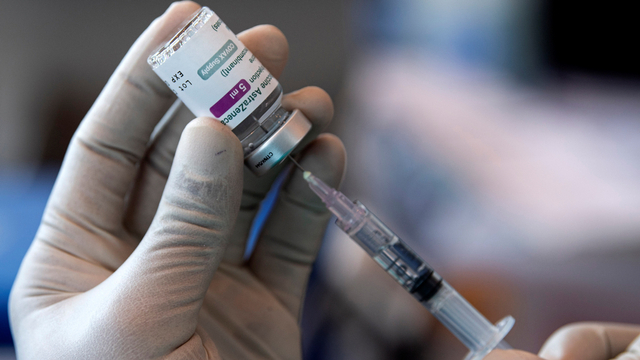 Petugas kesehatan mengambil vaksin corona AstraZeneca sebelum disuntikkan. Foto: Sigid Kurniawan/ANTARA FOTO