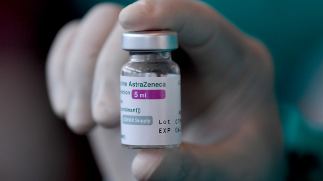 Petugas kesehatan mengambil vaksin corona AstraZeneca. Foto: Sigid Kurniawan/ANTARA FOTO