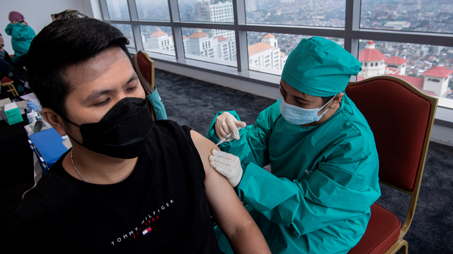 Petugas kesehatan menyuntikkan vaksin corona AstraZeneca tahap pertama di Sentra Vaksinasi Central Park dan Neo Soho Mall, Jakarta Barat, Sabtu (8/5/2021). Foto: Sigid Kurniawan/ANTARA FOTO