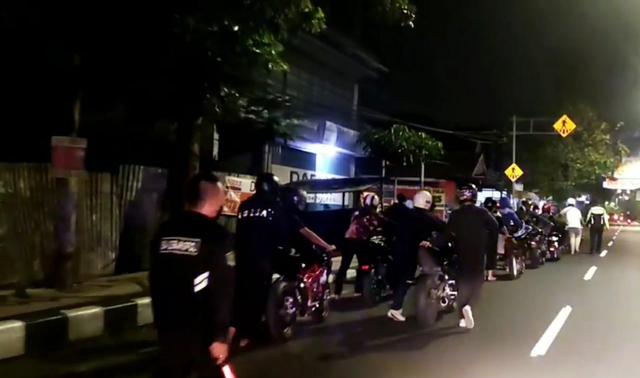 16 pebalap liar mendorong sendiri motornya ke Mapolresta Malang Kota yang berjarak 6 km. dok/Satlantas Polresta Malang Kota