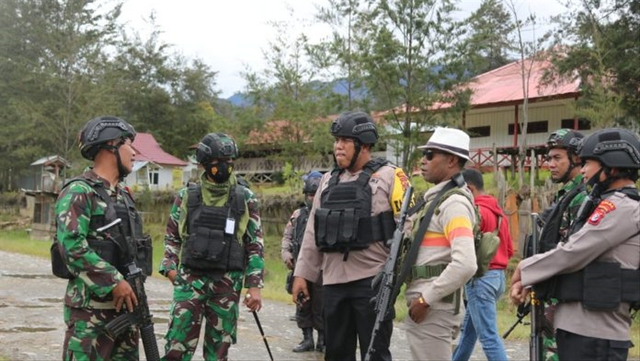 Eskalasi serangan KKB, aparat Polri-TNI tingkatkan patroli di Distrik Ilaga, Kabupaten Puncak, Papua, Selasa (20/4). Foto: Puspen TNI