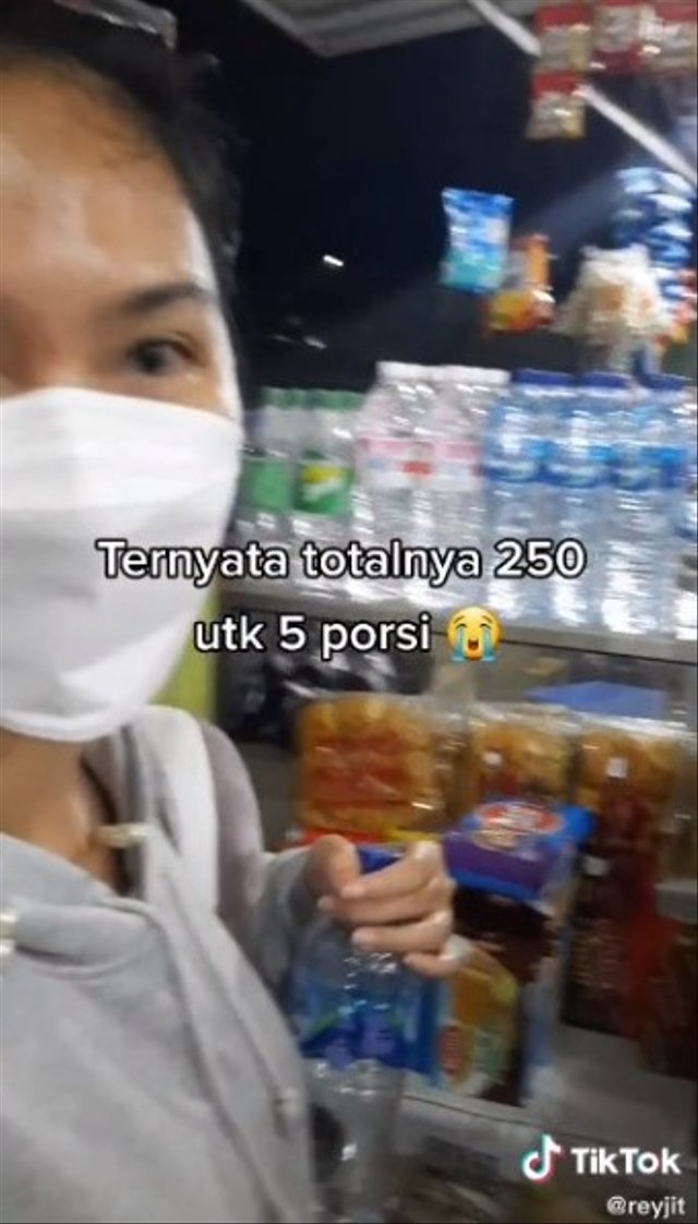 Viral pengalaman pria makan di rumah makan padang 5 porsi Rp250 saat mudik ke kampung halaman. (Foto: TikTok/@reyjit)