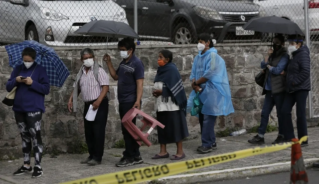 Antusiasme Lansia Vaksinasi COVID-19 di Ekuador. Foto: Dolores Ochoa/AP