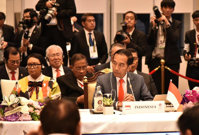 Presiden Joko Widodo menyampaikan konsep ASEAN Outlook on the Indo Pacific pada Sesi Pleno Konferensi Tingkat Tinggi (KTT) ASEAN ke-34, Sabtu (22/06/2019). Foto: Kementerian Luar Negeri