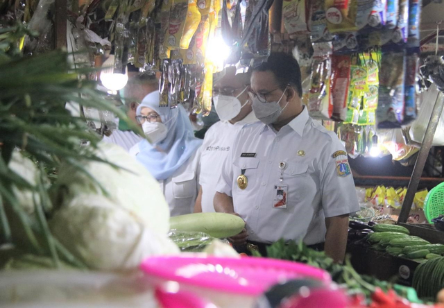 Gubernur Provinsi DKI Jakarta, Anies Baswedan sidak ke pasar tradisonal. Foto: Dok. ppid DKI