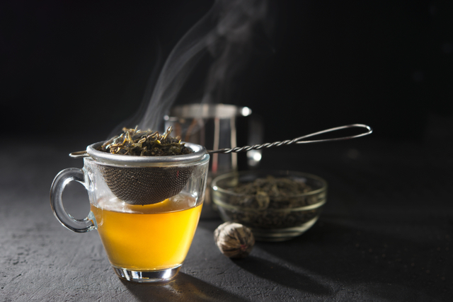 Ilustrasi menyeduh teh. Foto: Shutterstock